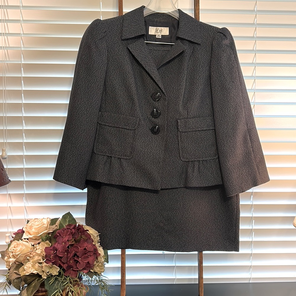 Beautiful 2 piece navy blue speckled suit